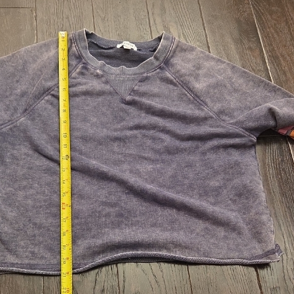 Evereve Charcoal Cropped Top Sweatshirt Size Medium - Picture 6 of 9